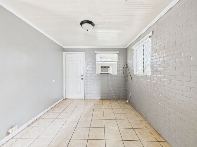 Building Photo - One Bedroom Apartment in Lafayette!