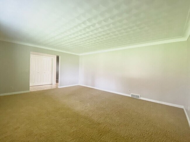 Foto del edificio - 5 bed / 3.5 bath Ranch House