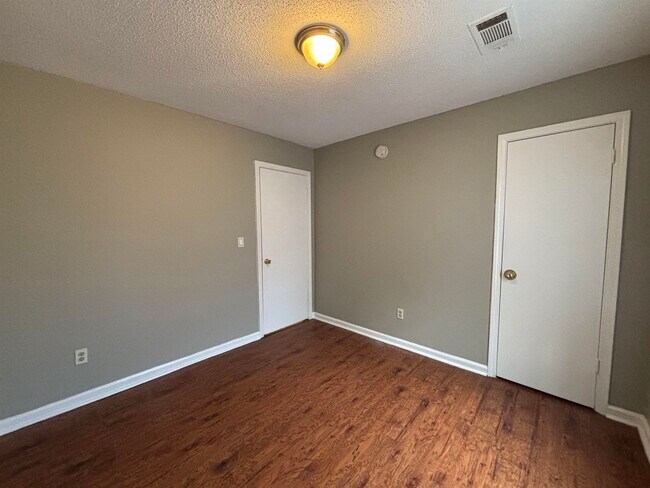 Foto del edificio - 4450 Arnold Cove