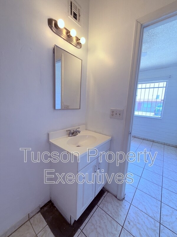 Building Photo - 5752 S Park Ave