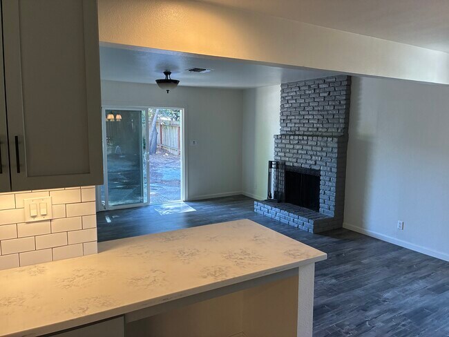 Foto del edificio - 8375 Acorn Dr