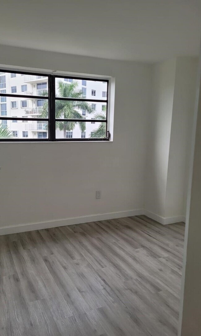 Building Photo - 1673 Bay Rd