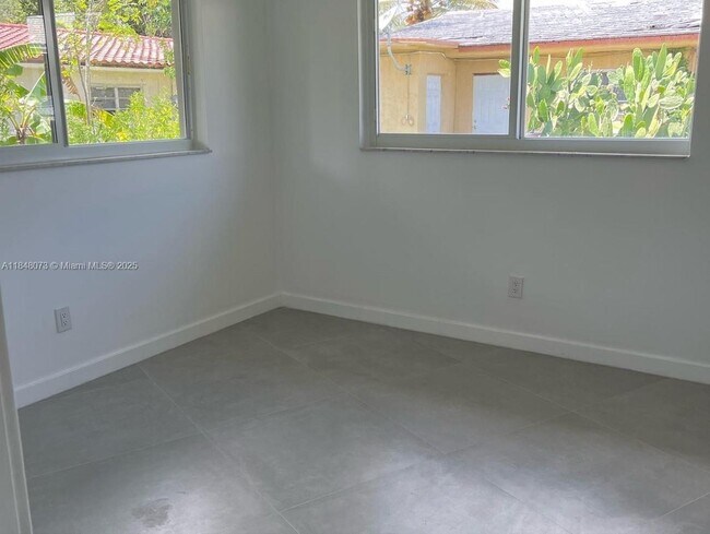 Foto del edificio - 11922 NE 12th Ct