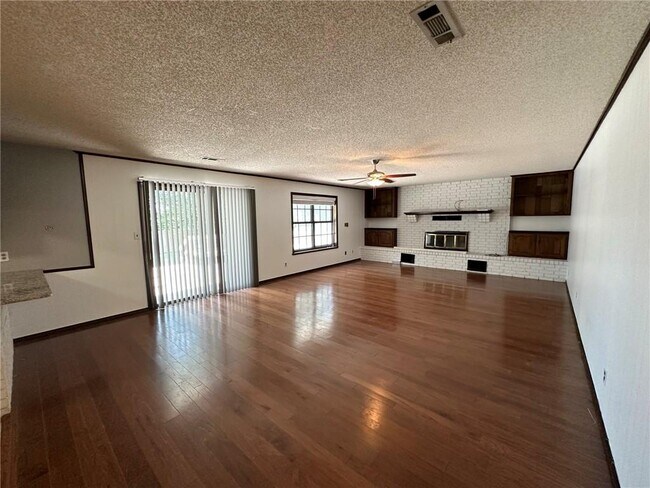 Building Photo - 2147 Loren Cir