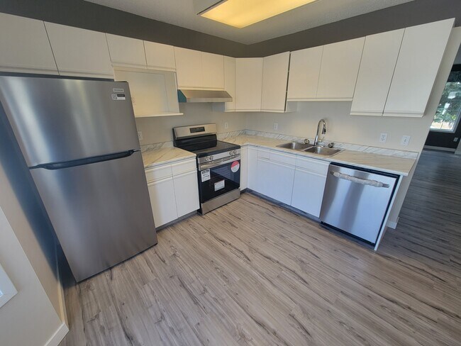 Photo du bâtiment - 8006-815A 15a Ave NW
