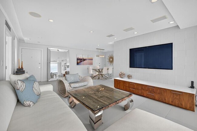 Building Photo - 2715 N Ocean Blvd