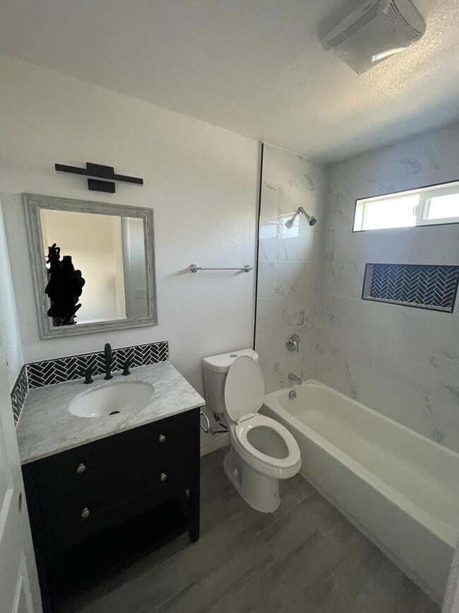 Master restroom - 8439 Mulberry Ave
