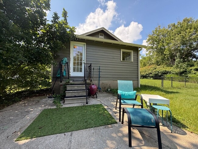 Building Photo - 2 Bedroom Home Available August 2026