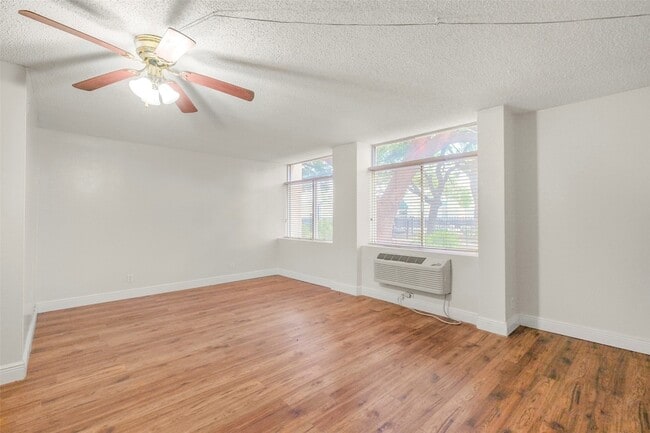 Foto del edificio - 7520 Hornwood Dr