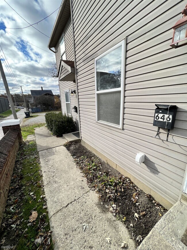 Building Photo - 642 E Buchtel Ave