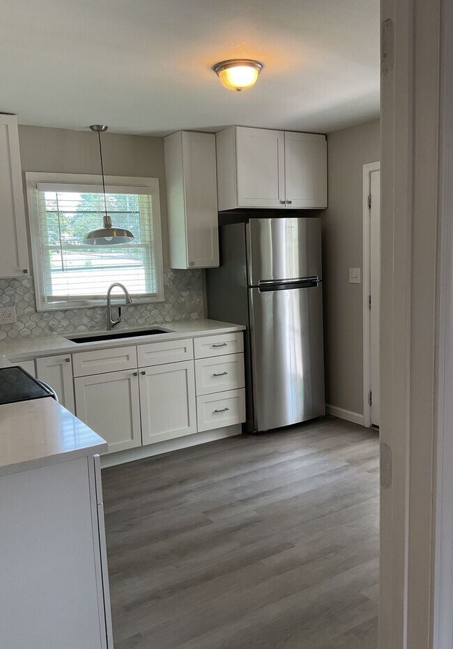 Building Photo - Available Now!! Newly Renovated!! 3 Bedroo...