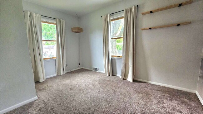 Foto del edificio - Beautiful 3-Bed, 3-Bath Haven with 1,901 Sq Ft of Comfort in St Louis Park with yard. 7/1/2026