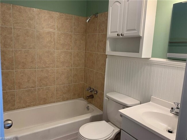 Foto del edificio - 1509 E Commerce Ave