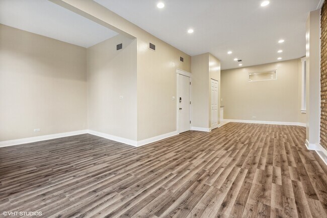 Building Photo - 2111 N Kenmore Ave