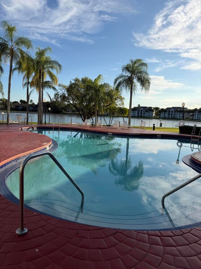 Foto del edificio - 2880 N Oakland Forest Dr