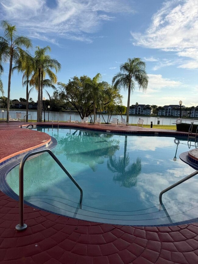 Building Photo - 2880 N Oakland Forest Dr