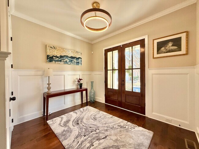 Foto del edificio - Luxurious 3BD, 4BA Raleigh Townhome with a First Floor Master Bedroom, Bonus Sunroom, and Large U...