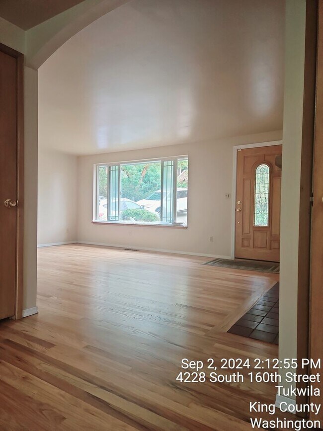 Building Photo - SeaTac daylight rambler - large home for r...