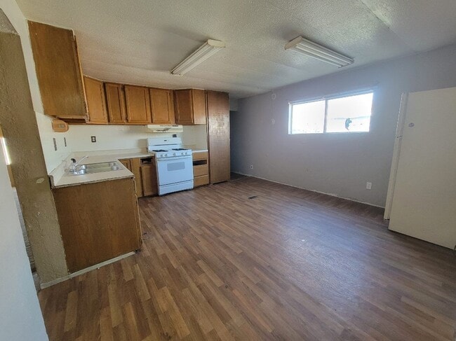 Building Photo - 17 Babur St