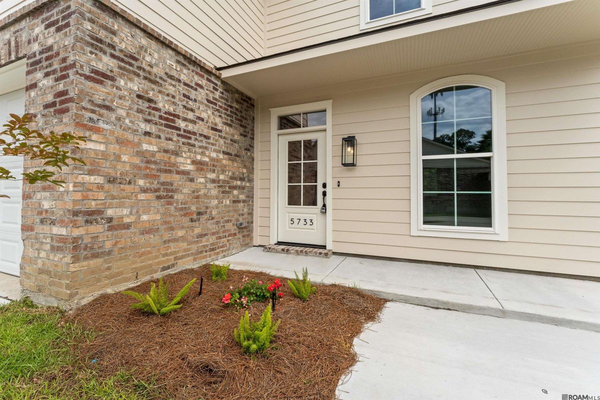 Building Photo - 5733 Dominican Ln