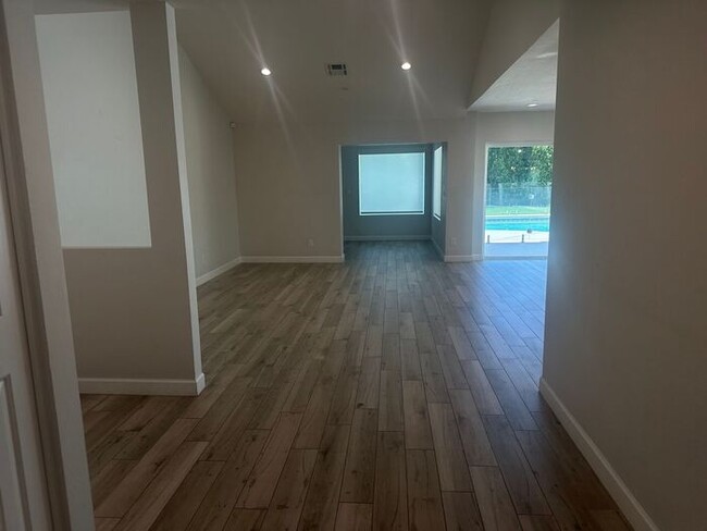 Foto del edificio - Remodeled 4 Bed 3 bath Home