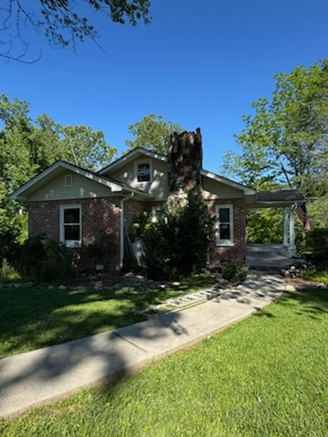 Foto del edificio - Beautiful 3 Bed / 1 Bath, Large rolling yard