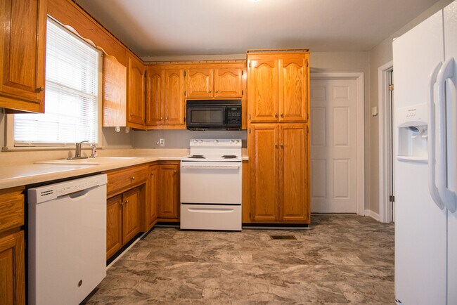 Building Photo - Unique 2-Bedroom with bonus!