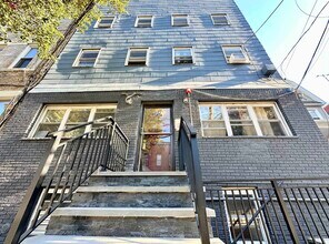 Building Photo - 552 38th St
