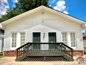 Building Photo - 605 Bres Ave