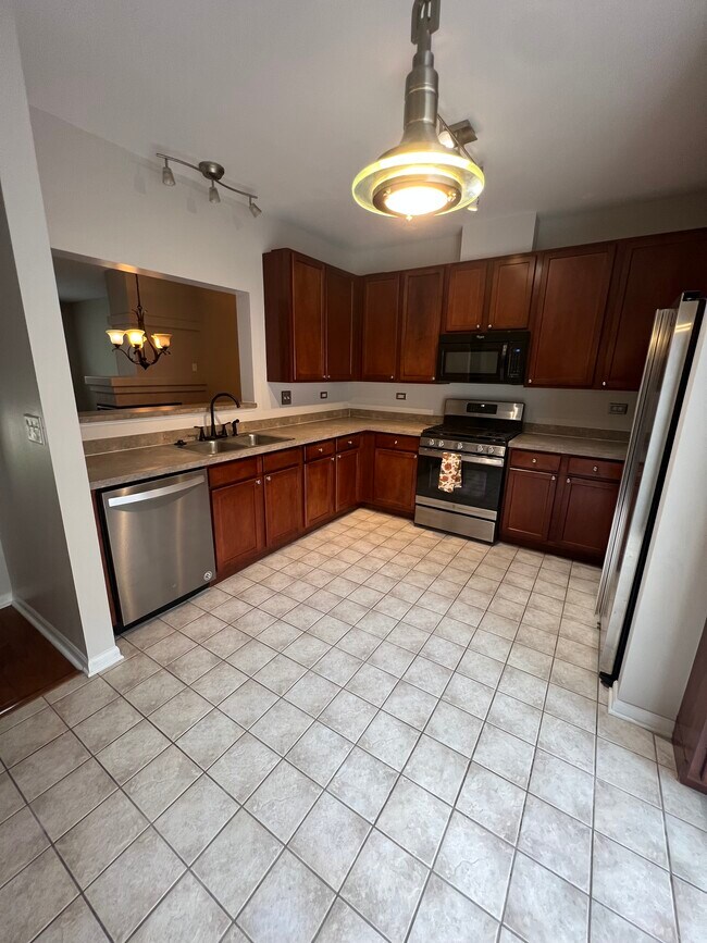 Foto del edificio - 418 Cary Woods Cir