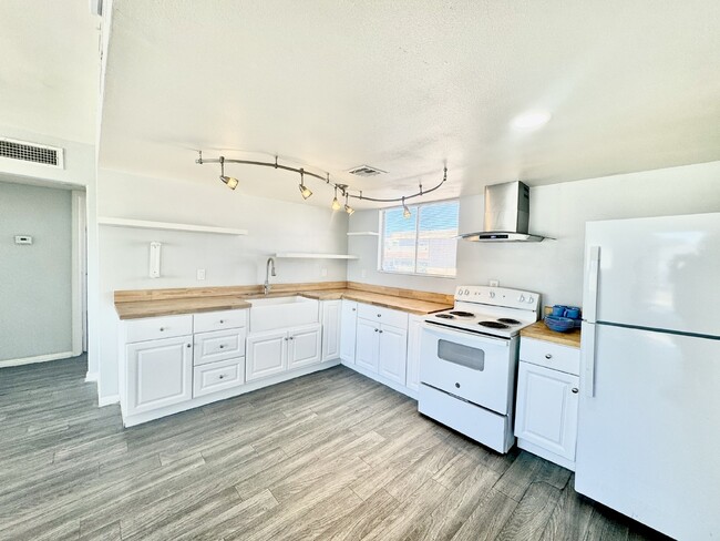 Building Photo - Beautifully renovated 2 bedroom 1 bath dow...