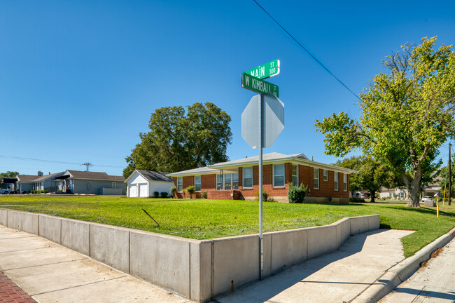 Building Photo - 306 S Main St