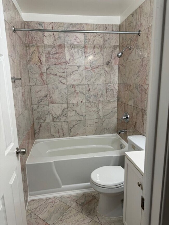 Foto del edificio - Coming Soon: 1BR Apartment with Enclosed Balcony in Oak Forest