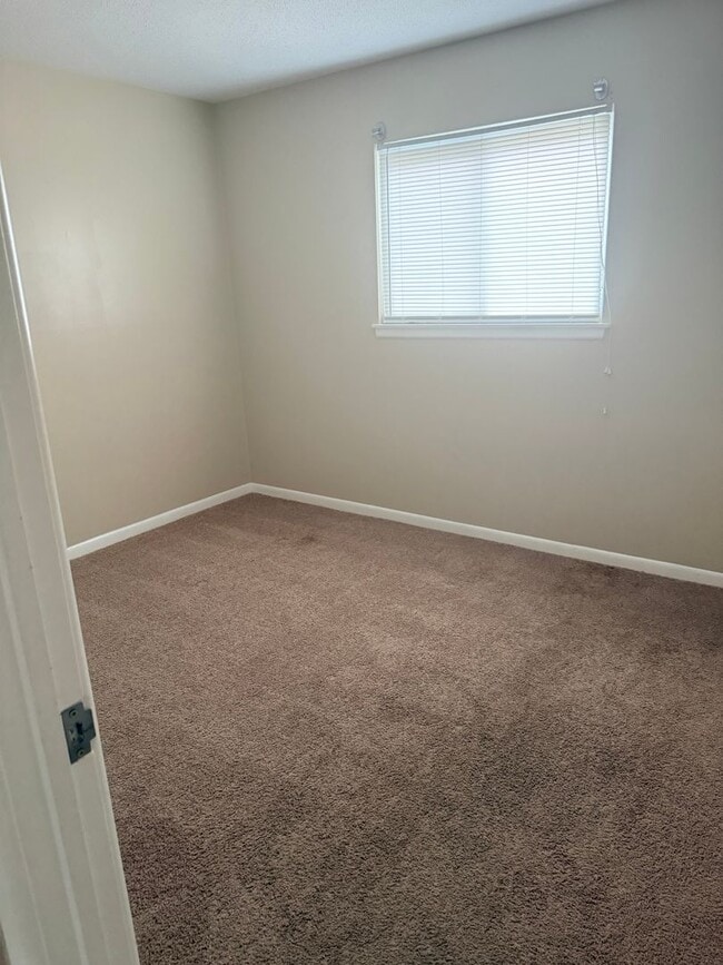 Building Photo - Spacious 2BR Condo – Pool Access & Utilities