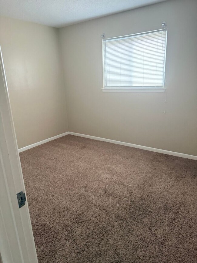 Foto del edificio - Spacious 2BR Condo – Pool Access & Utilities