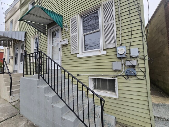 Building Photo - 808 E Morton St