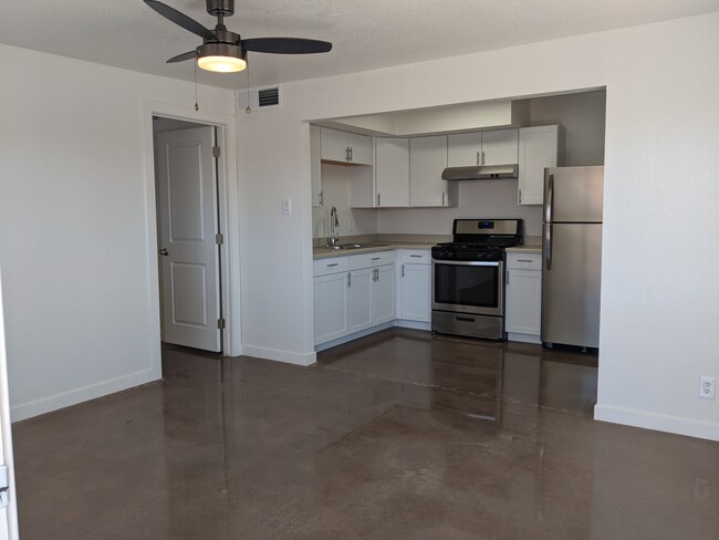 Building Photo - 616 S Bellview