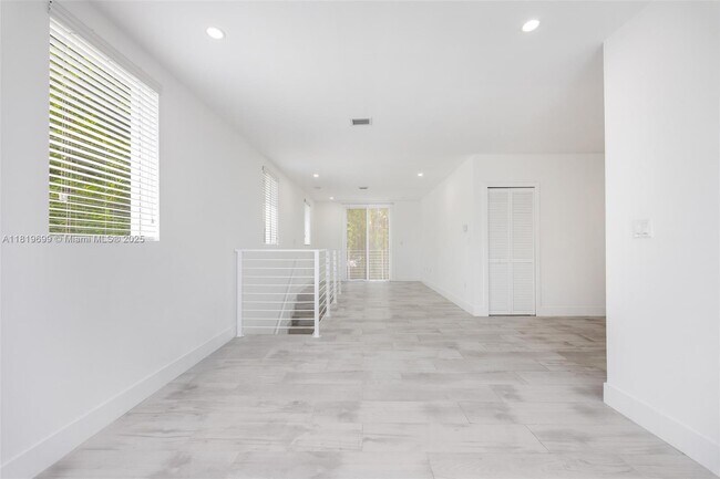 Building Photo - 3787 Thomas Ave