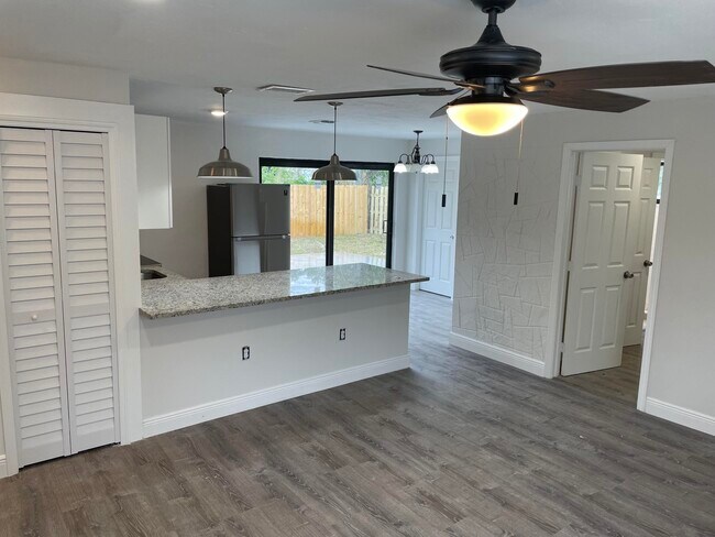 Building Photo - 2078 Bonnie Dr