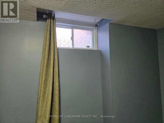 Building Photo - 9 Vanier St