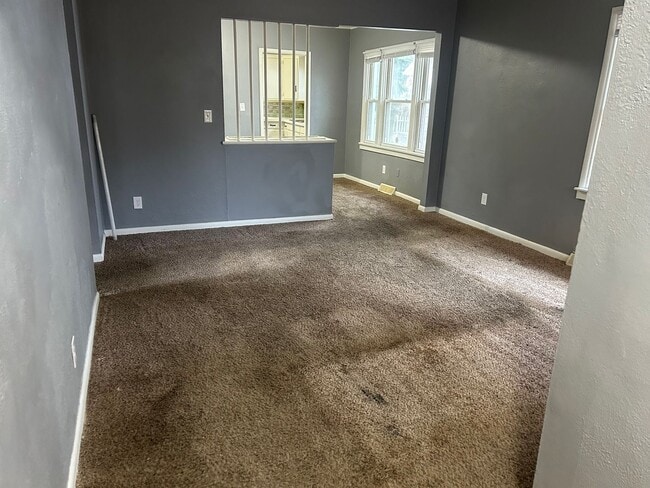 Building Photo - 2 Bedroom House