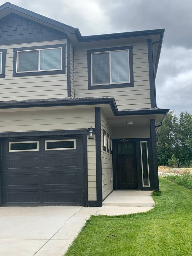 Primary Photo - 2BED 2.5 BATH - BEAUTIFUL TOWNHOME IN A QU...