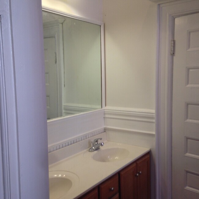 Building Photo - 1025 Church St