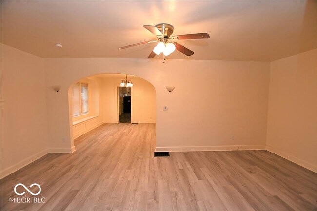 Building Photo - 1417 E Bradbury Ave