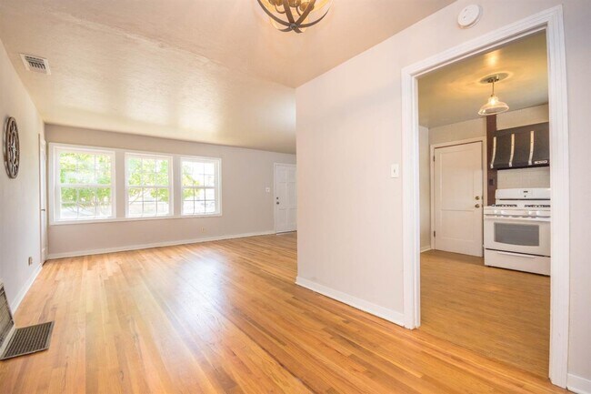 Foto del edificio - HALF OFF ONE MONTH RENT IF APPROVED AND MO...