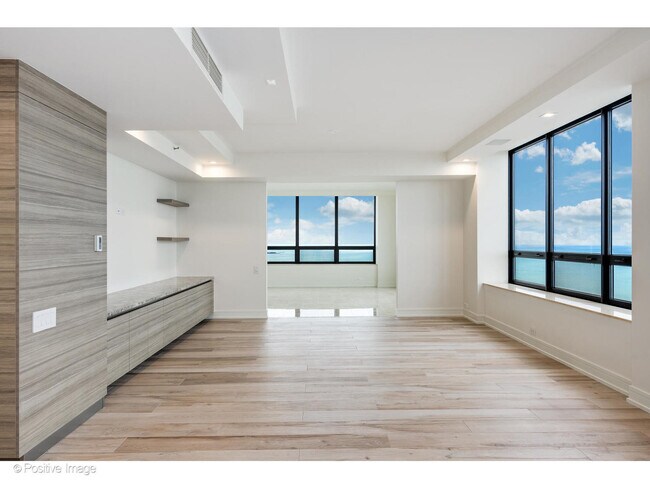 Foto del edificio - 180 E Pearson St
