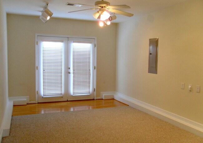 Building Photo - Beautiful 4bd/2.5bth home with an open lay...