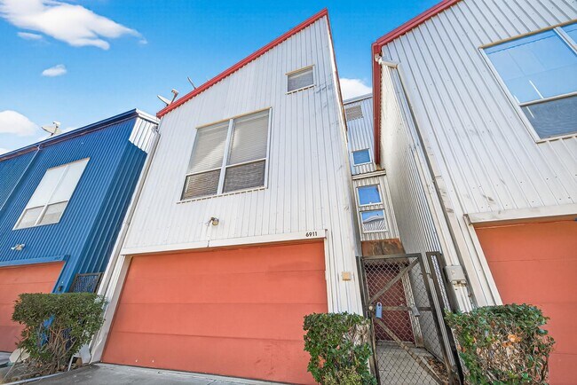 Foto del edificio - 6911 Yellowstone Way Dr