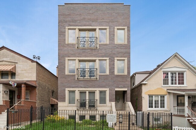 Foto del edificio - 6065 N Ridge Ave