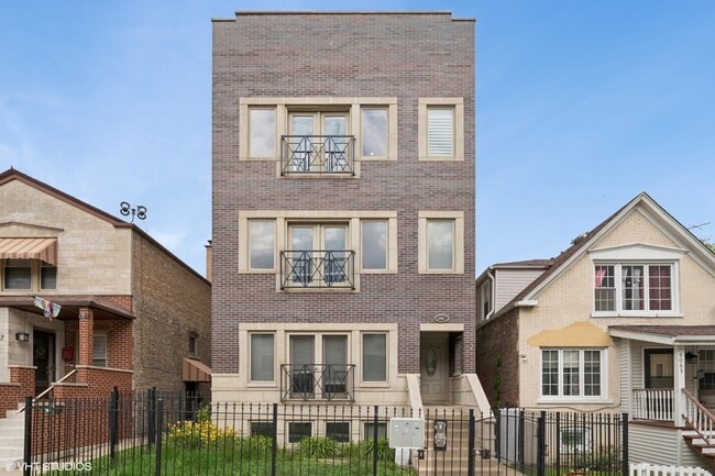 Building Photo - 6065 N Ridge Ave